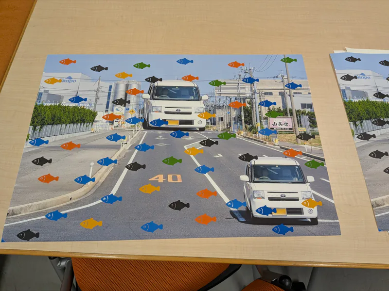 車の写真の上に魚を散らした試作プリント