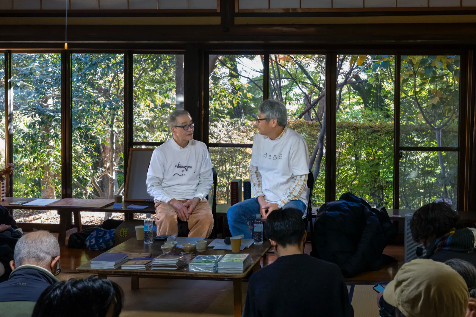 休憩棟で並んで話す渡辺英司（左）と渡辺英治（右）